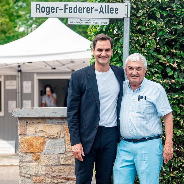 Roger Federer kendi sokağının önünde🎾