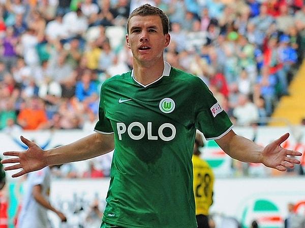 Artık Almanya'daydı. Genç futbolcu Wolfsburg'da hızla yükseldi ve 2008-2009 sezonunda ligde gol kralı olarak büyük bir çıkış yaptı. Bundesliga'da şampiyon oldular. Bayern Münih'in önünde... O sezon 26 gol atarak artık zirveye tırmanacağını herkese göstermişti.