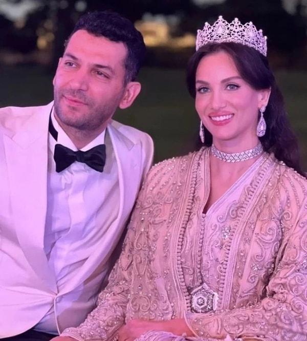 Fas geleneklerine göre düzenlenen düğünde Murat Yıldırım, beyaz takım elbise giyerken eşi ise birçok kez elbise değiştirdi.