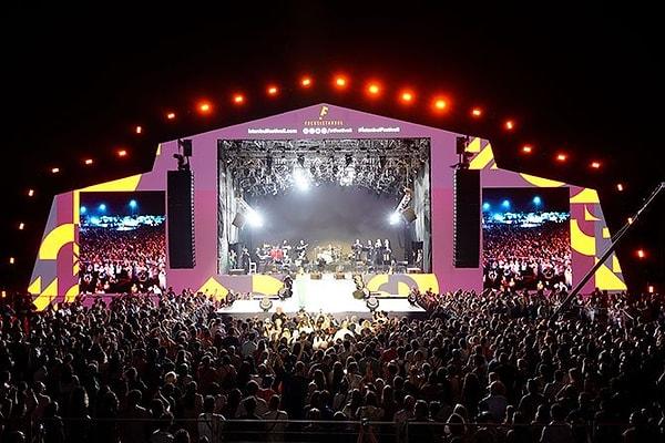 Geçtiğimiz senelerde birçok ünlü isme ev sahipliği yapan İstanbul Festivali, bu sene de katılımcılarına adeta bir müzik şöleni sunmaya hazırlanıyor.