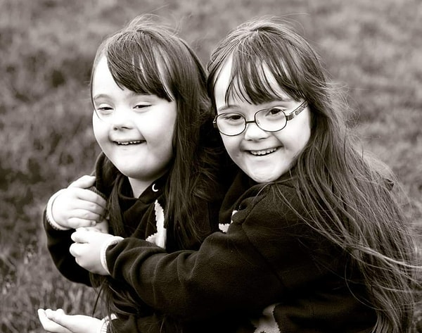 Сестры пошли в обычную школу, и их старший брат Финн все время оберегает девочек