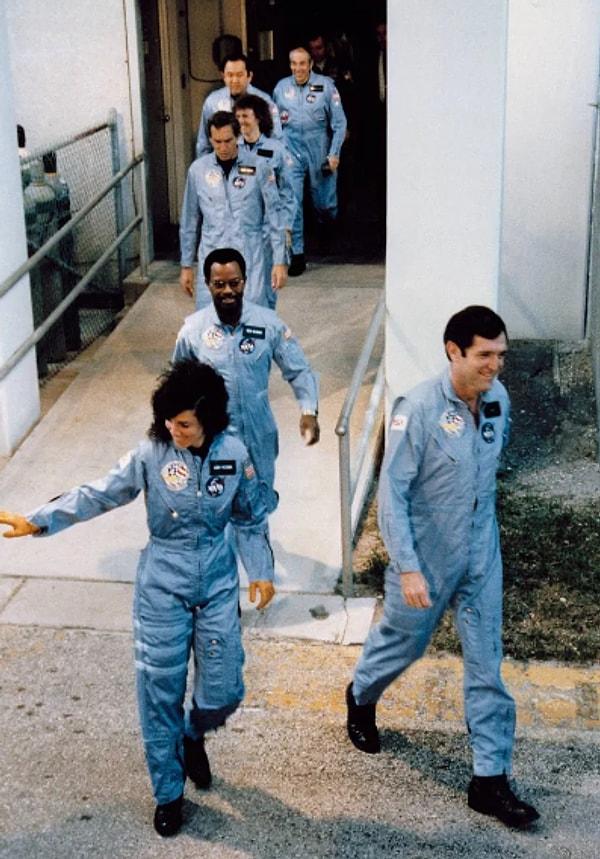 14. Bu fotoğrafın aslında uzay mekiği aracı Challenger'a binmeyi seçen mürettebat için gurur verici bir anı temsil etmesi gerekiyordu ancak işler planlandığı gibi gitmedi.