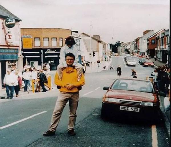 15. 15 Ağustos 1998'de Omagh'daki bir caddede kırmızı bir Vauxhall Cavalier'in bagajına yerleştirilen 226 kiloluk bir bomba uzun zamandır İrlanda'da yaşanmış en ölümcül olaya neden oldu.