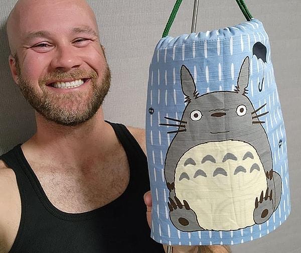 2. "Çocuklarım yok ama Japonya'da eğitim verdiğim öğrenciler Babalar Günü için bana Totoro baskılı çanta almış!" 😍