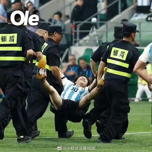 8. Messi'ye sarılmak için sahaya fırlayan adamın götürülüşü... Pişman değil gibi! 😂