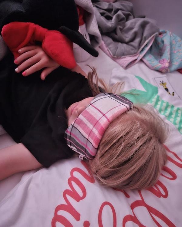 15. Bu küçük kız bir çizgi film karakterinin uyurken uyku bandı taktığını görünce ona özenip her akşam o da takmaya başlamış!