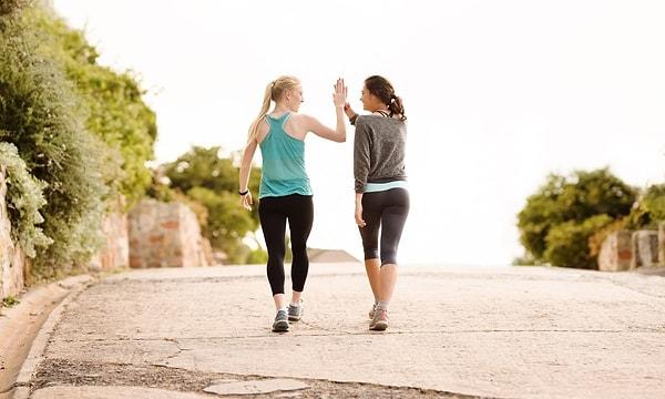 Hafif bir yürüyüş yapın: Yemekten sonra hafif tempolu bir yürüyüş yapmak sindirim sürecini hızlandırabilir. Yaklaşık 15-20 dakika boyunca yavaş bir tempoda yürümek, midedeki ağırlık hissini azaltabilir.