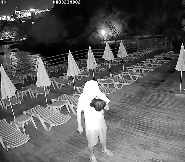 Antalya'nın mavi bayraklı Konserve Halk Plajı'nda oldukça garip bir olay meydana geldi. Bir kişi gece saatlerinde plaja gelerek güvenlik kamerasının önüne geçti.