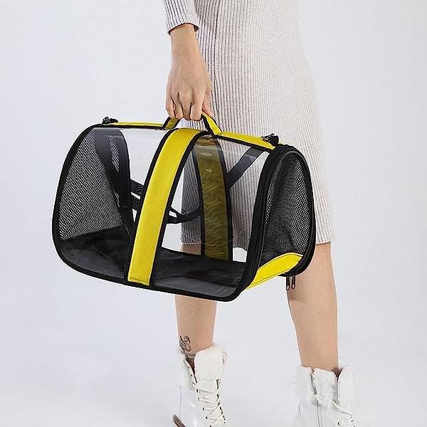 10. Uçuş için ideal boyutta olan şeffaf tasarımlı bir kedi taşıma çantası...