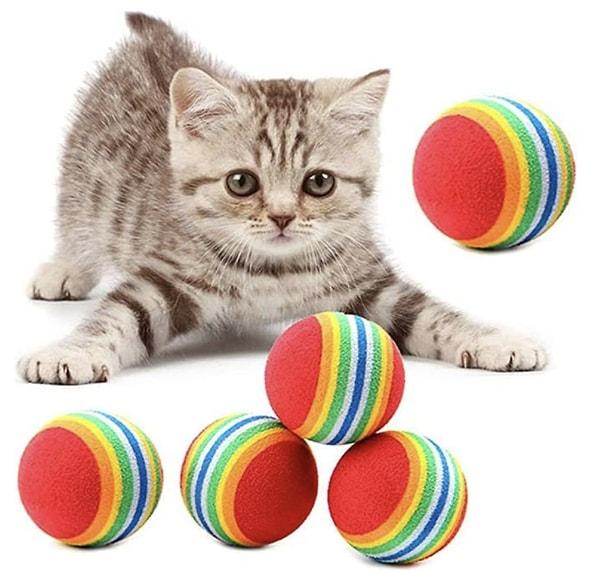 6. Kedilerin en sevdiği şeylerden biri de topla oynamak.