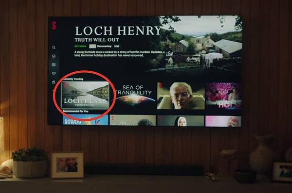 22. İlk bölüm olan "Joan Is Awful"da Joan ve Krish, Streamberry'de ne izleyeceklerine karar verirken, Loch Henry: Truth Will Out belgeselini incelemeye başlarlar.