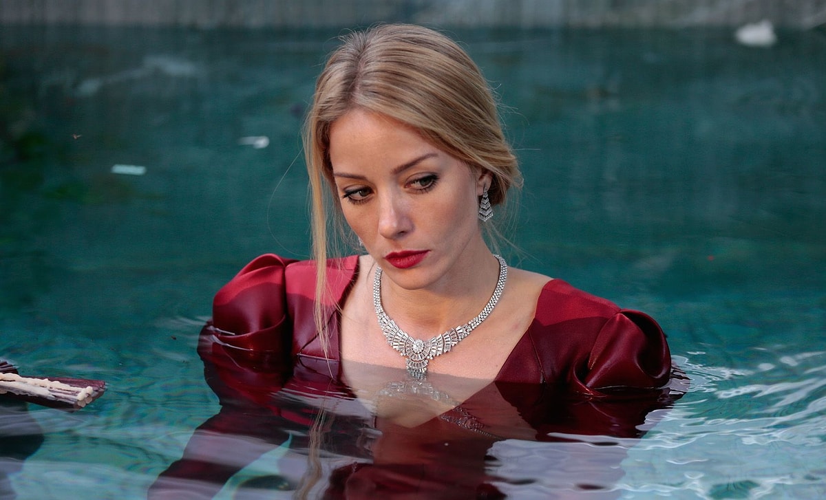 Bade İşcil: An Actress Redefining the Turkish Television Landscape - Onedio