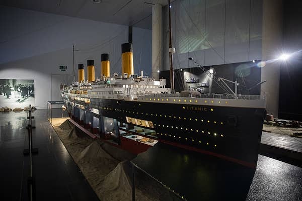 «Меня поражает сходство с самой катастрофой „Титаника“, когда капитана неоднократно предупреждали об айсберге впереди его корабля, и тем не менее он на полном ходу врезался в него в безлунную ночь, и в результате погибло много людей», — сказал режиссер