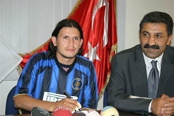 Emre Toraman Kayseri Erciyesspor'a imza atarken Erciyesspor forması bulamadıkları için İnter formasıyla imza atmıştı👇
