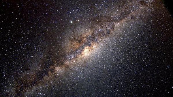 Ekip iki radyo teleskobunu galaksinin kenarındaki serin, tozlu bir gaz bulutuna doğrulttu.
