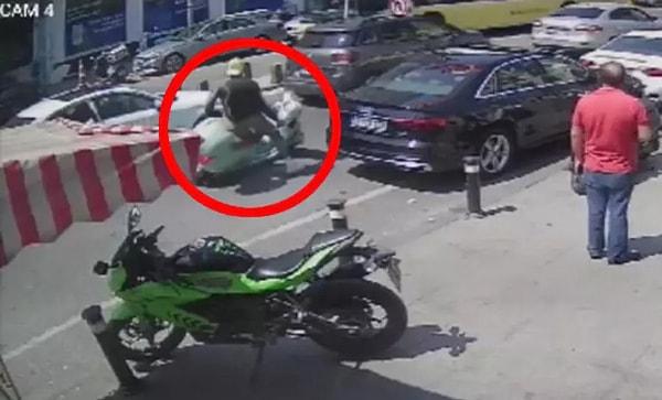 Ünlü oyuncu, motorsikletiyle seyir halindeyken park halindeki araçtan inen bir kadının aniden kapıyı açmasıyla arabanın kapısına çarptı.