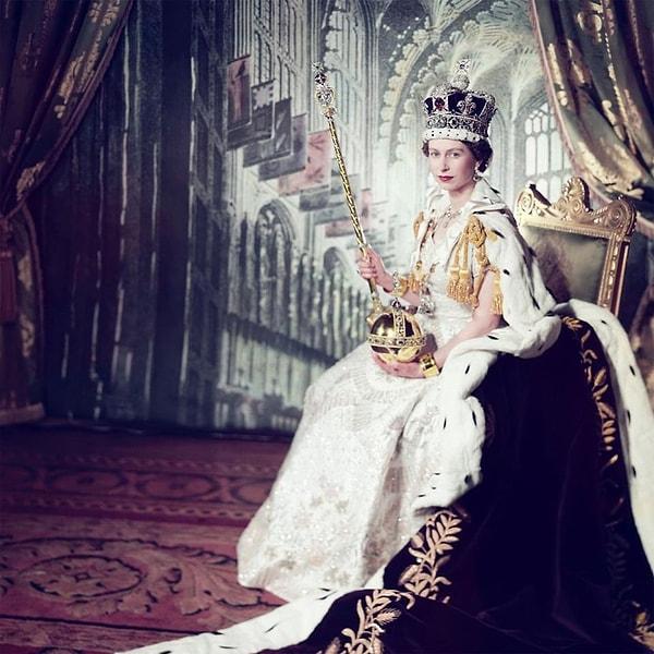 1. Geçtiğimiz sene vefat eden Kraliçe 2. Elizabeth'in taç giyme törenindeki kıyafeti