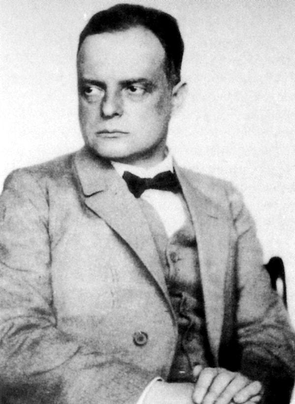 Alman asıllı Paul Klee, 1879 yılında İsviçre'nin Bern şehri yakınlarında dünyaya gelmiştir.
