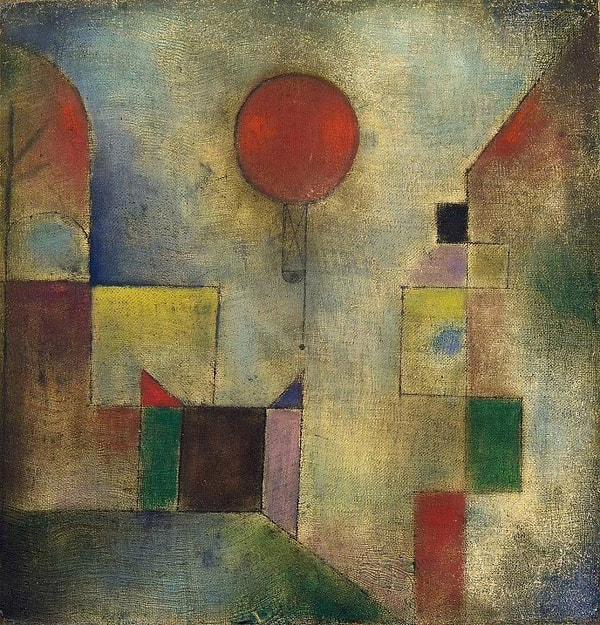 Müzikçi bir ailede dünyaya gelen Klee, genç yaşlarda müziğe olan ilgisini keman dersleri alarak pekiştirmiş ancak zamanla sanata olan ilgisi görsel sanatlara doğru kaymıştır.