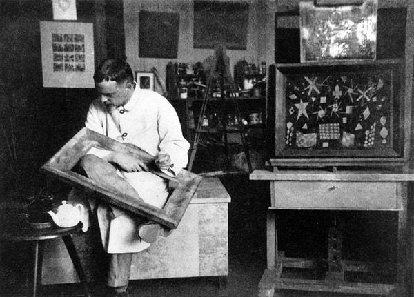 Klee'nin eserlerinin sınıflandırılması zor olsa da farklı dönemlerde Dışavurumculuk, Kübizm, Fütürizm, Gerçeküstücülük ve Soyut sanat gibi akımlarla ilişkilendirilmiştir.