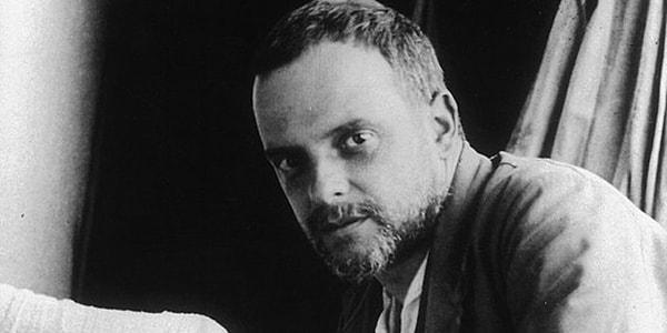 Çok yönlü kişiliğe sahip Paul Klee, 29 Haziran 1940'ta hayatını kaybetmiş ve Bern'deki bir mezarlığa gömülmüştür.