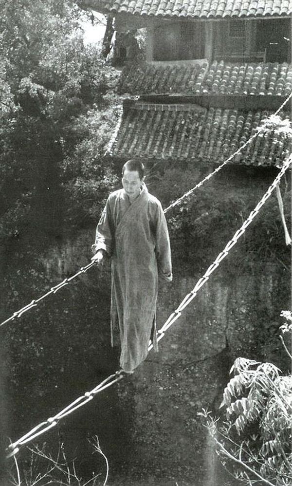 5. Çin'de sadece iki zincirden yapılmış basit köprüden geçen kişi... (1930'ler)