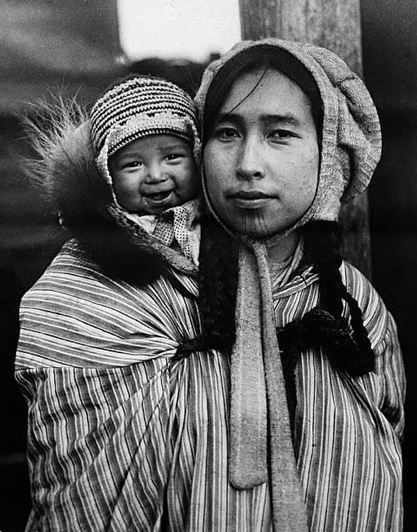 10. Alaska'da bir Eskimo anne ve çocuğu. (1927)