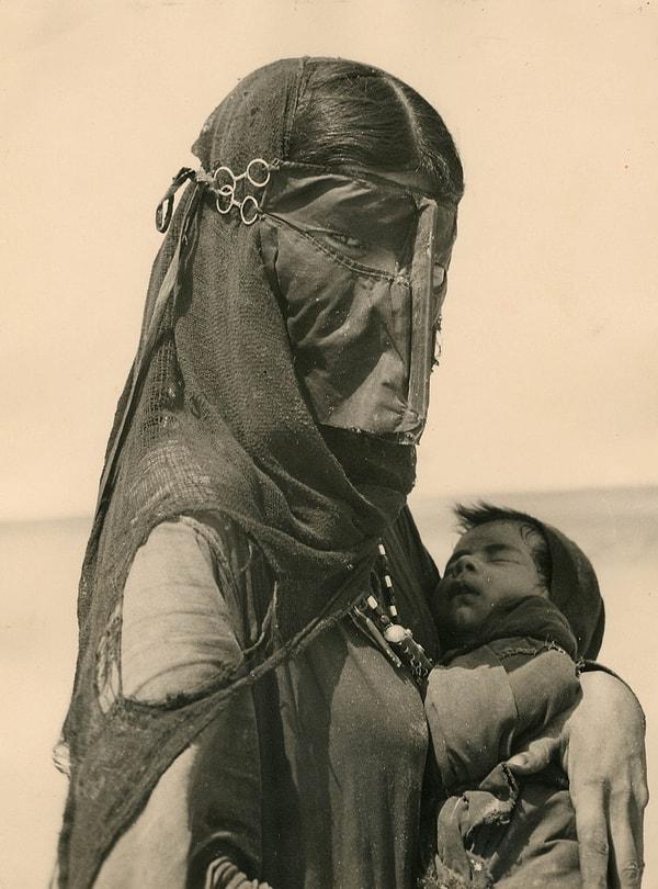 13. Suudi Arabistan çöllerinde Bedevi bir anne ve çocuğu. (1927)
