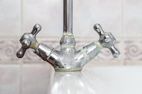 Mutfaktaki ve banyodaki duş ve musluklarda çok pis bir görünüme sebep olan kireç lekeleri ile başınız dertte mi?