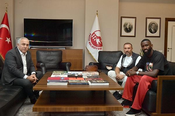 Müslüman olan Rüdiger, Ayasofya Camii ile birlikte Fatih Belediyesi’ni de ziyaret etti ve belediye başkanı Mehmet Ergün Turan ile birlikte fotoğraf verdi.