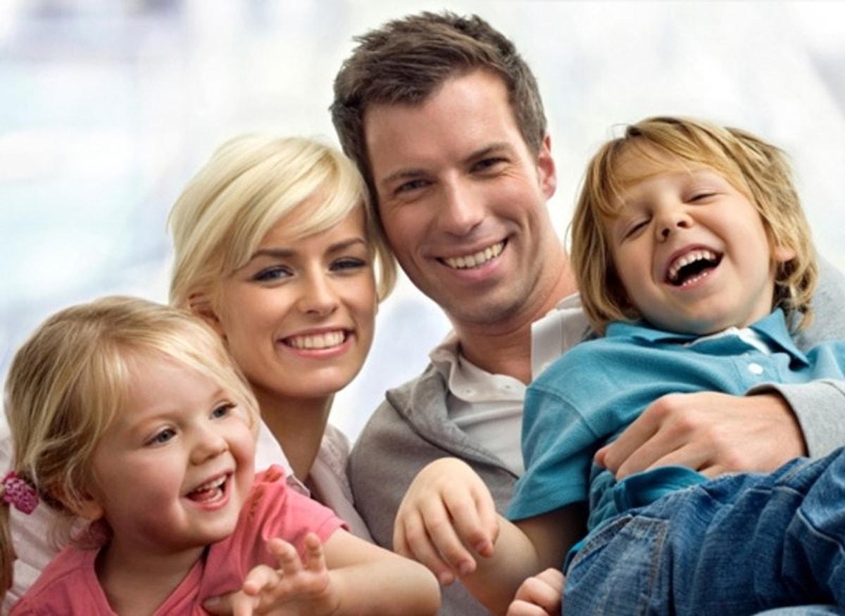 Картинка семья. Счастливая семья. Радостные дети и родители. Крепкая счастливая семья. Семья со счастливым ребёнком.