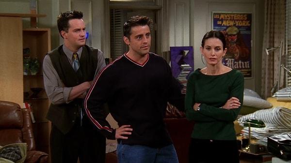 Fakat sonrasında bu aşk hikayesi az kalsın başka bir yere evriliyordu. Lisa'nın iddiasına göre 5. sezonda çift tartışıyor ve bu tartışma Chandler'in Monica'yı aldatmasıyla sonuçlanıyordu.