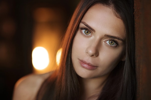 У вас зеленые глаза и темные волосы!