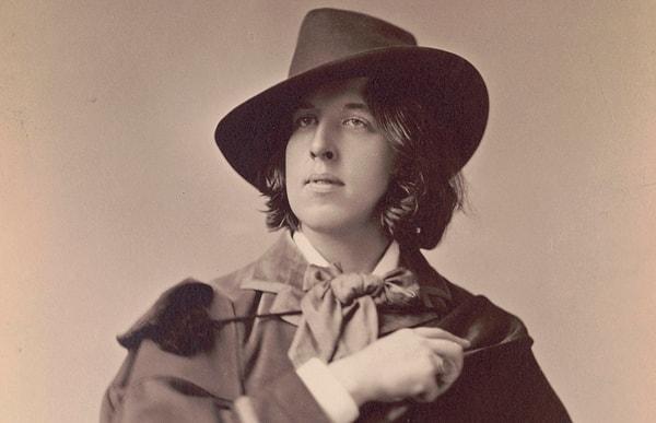 Kendinden üç yaş küçük kız kardeşi Emily'nin on yaşında yaşamını yitirmesi, Wilde'ın çocukluğunda yaşadığı en büyük acılardan biri oldu.