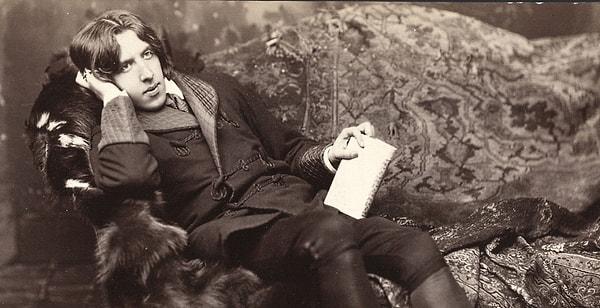 Eğitim hayatı boyunca çeşitli burslar kazanan Wilde, 1874 yılında Oxford Üniversitesi'ndeki Magdalen Koleji'nden mezun oldu ve ardından sanat eleştirmenliği yapmaya başladı.