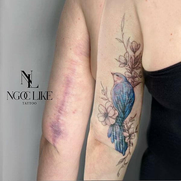 «В старые времена татуировки ассоциировались с пороками общества — проституцией, бродяжничеством, и это, естественно, делало их маркером идентичности, поэтому многие до сих пор считают татуировки чем-то плохим, а не искусством»