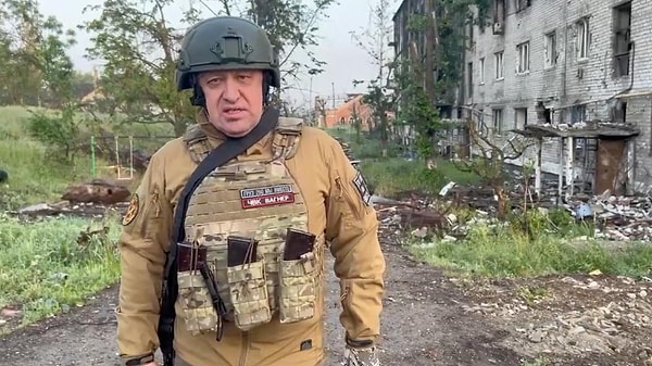 Ukrayna’da Rusya ile birlikte savaşan özel askeri şirket Wagner, Savunma Bakanlığı’na tepki göstererek darbeye kalkıştı.