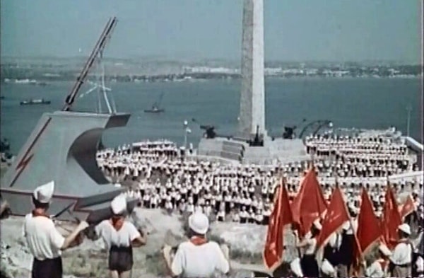 2. Какому пионеру-герою посвящен фильм «Улица младшего сына»?