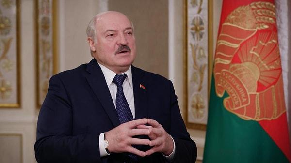 Akşam saatlerinde darbenin sona erdiği haberi ise Belarus’tan geldi. Devlet başkanı Aleksandr Lukaşenko, Putin’in bilgisi dahilinde isyanın lideri Prigojin ile görüşmeler gerçekleştirdi ve Prigojin, ilerlemeyi durduracaklarını açıkladı.