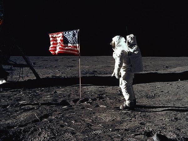 5. En popüler teori ise Amerikan bayrağının dalgalanmaması.