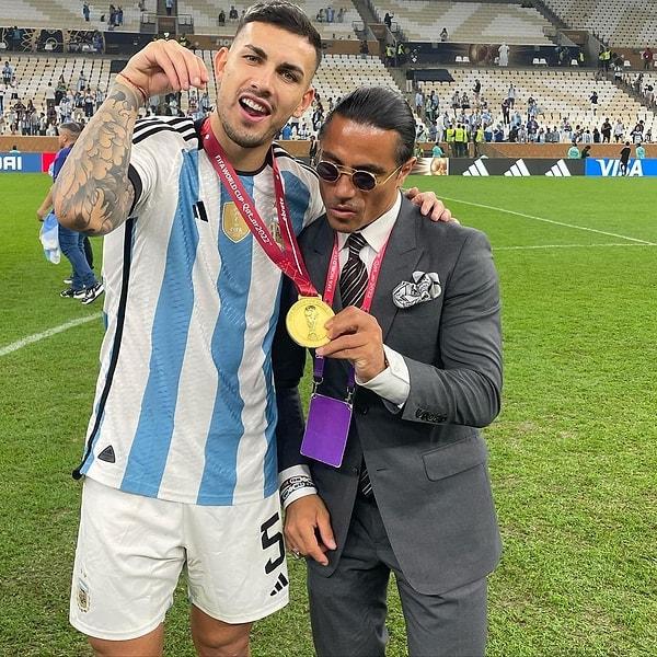 Nusret, Katar'da düzenlenen 2022 Dünya Kupası finalinden sonra aniden sahaya girerek, kupayı kazanmış olan Arjantinli oyuncuların kutlamalarına ortak olmuştu.