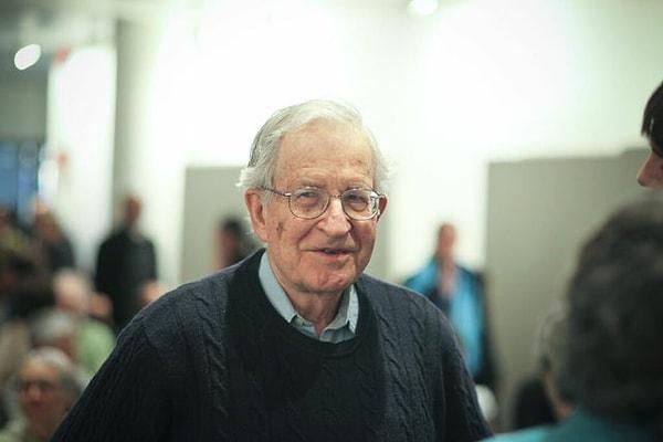 Dil edinimi konusunda dilbilimcilerin farklı görüşleri var.  Bu konuda en etkili görüşlerden biri ise Noam Chomsky'den geliyor.
