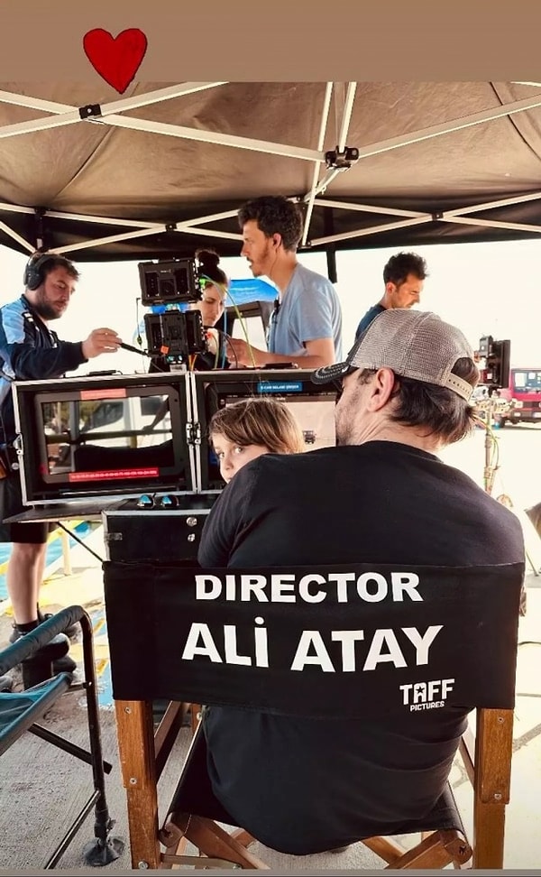 Disney Plus'ta yayınlanacak olan 'Ölümlü Dünya 2' filminin setinden ilk fotoğrafı yönetmen Ali Atay paylaştı.