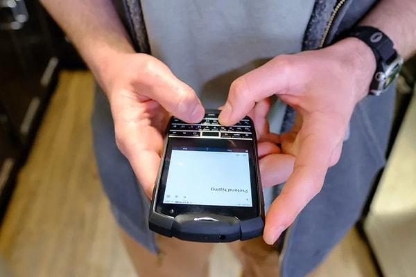 Clark, öncesinde kullandığı iPhone 12 Mini modeli yerine 2021'de piyasaya sürülen Unihertz Titan Pocket isimli bir tuşlu telefonu yaklaşık bir ay boyunca kullandı ve yorumlarını takipçileriyle paylaştı.