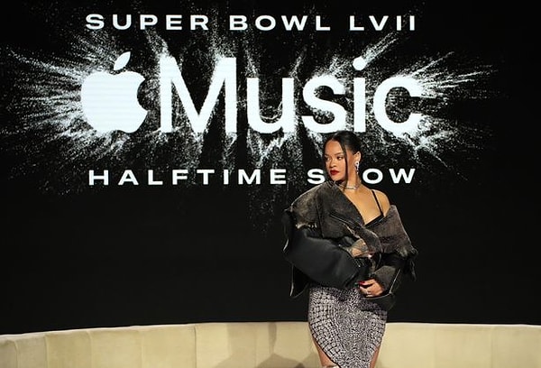 Rihanna'nın ilerleyen aylarda Super Bowl sahnesinde performans sergileyeceği konusunda dedikodular var!