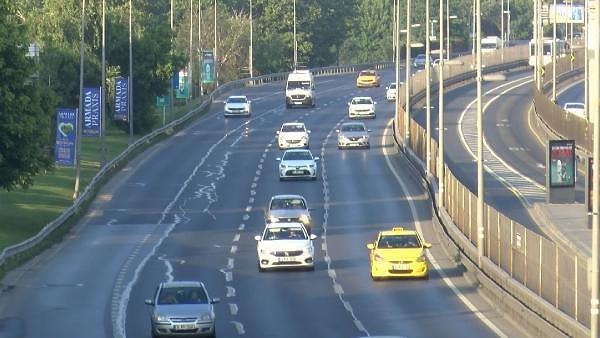 İstanbul'da haftanın ilk gününden sabah saatlerinde yollar boş kaldı.