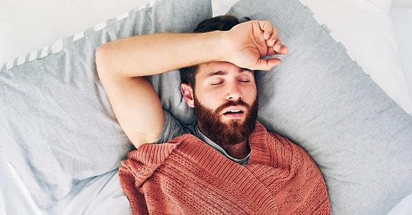 Özellikle horlayan, asit reflüsü olan, yüksek tansiyonu veya sindirim sorunları olan kişilerin sol tarafına yatması tavsiye edilir.