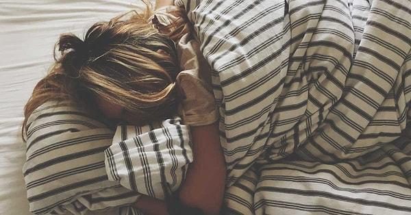 Uyku uzmanı Kiera Pritchard'a göre, insanların sadece yüzde 10'u en uygun pozisyonda uyuyor. Yüzde 74'ü yan tarafına yatarak uyuyor, yüzde 16'sı ise yüzüstü uyuyor.