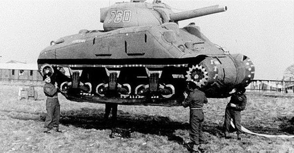 9. 2. Dünya Savaşı'nda müttefikler, şişme tanklar kullanarak Almanları kandırmıştı 👇