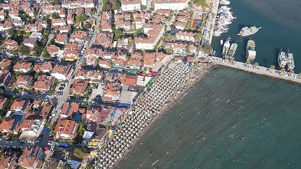 Mavi bayraklı 'Halk Plajı'ndaki yoğunluk ise havadan görüntülendi 👇